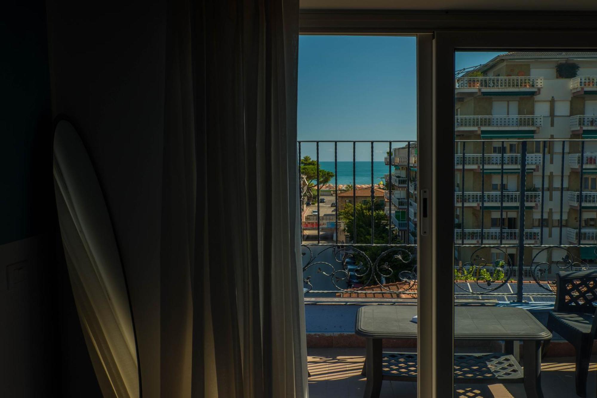 Hotel Albatros Roseto Degli Abruzzi Extérieur photo